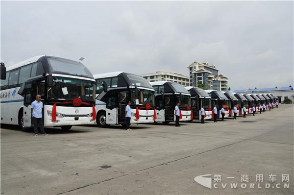 金旅豪華旅游客車批量交付青海歡樂假期國(guó)際旅行社2.jpg