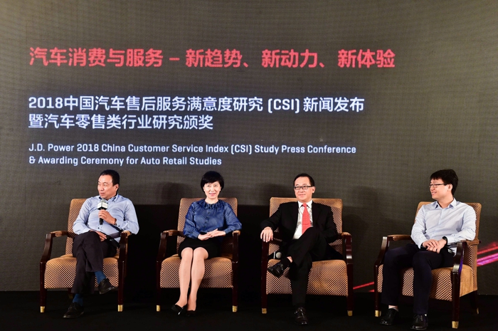 J.D. Power 2018 CSI 新聞發(fā)布專題研討--從左至右依次是中國汽車流通協(xié)會(huì)會(huì)長沈進(jìn)軍、長久集團(tuán)副總裁王立新、長安福特銷售服務(wù)機(jī)構(gòu)客戶服務(wù)總監(jiān)張偉昌、易車集團(tuán)CTO朱磊.jpg