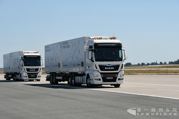 5.曼恩隊列行駛卡車.jpg