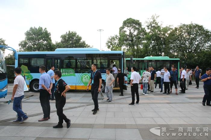 客戶參觀體驗(yàn)海格系列精品客車_看圖王.jpg