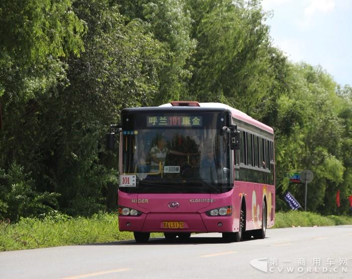 行駛在哈爾濱城鄉(xiāng)道路上的海格客車.jpg