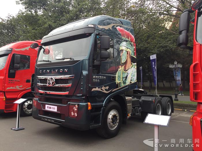 現(xiàn)場(chǎng)展示的560馬力杰獅C500牽引車 (1)_副本.jpg