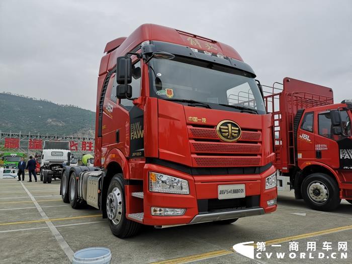 新J6P 6×4領(lǐng)航版牽引車.jpg