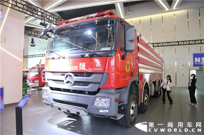 9月17日，2019年第十五屆中國（梁山）專用汽車展覽會(huì)在梁山國際會(huì)展中心開幕。本次展會(huì)盛況空前，現(xiàn)場不僅展出了大批專用車，還有相當(dāng)一部分高端牽引車，以及進(jìn)口卡車出現(xiàn)在展館中；此外，因部分城市環(huán)衛(wèi)車輛已經(jīng)開始執(zhí)行國六標(biāo)準(zhǔn)，本屆展會(huì)的國六車型在數(shù)量上相比往年也大有提升。