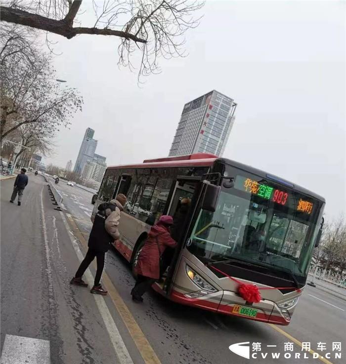 近日，天津市623路車隊駕駛新一批銀隆新能源公交車，將綠色出行之風(fēng)、舒適乘車之風(fēng)吹遍大街小巷。據(jù)了解，天津市公共交通集團(tuán)本次計劃投放900輛銀隆新能源公交車，將于春節(jié)前陸續(xù)“上崗”，為市民提供更加環(huán)保、安全的公共交通服務(wù)。