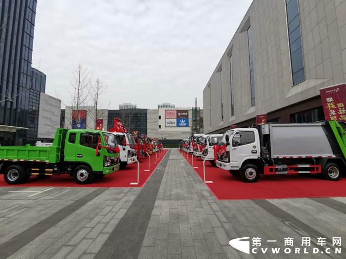 現(xiàn)場(chǎng)展車.jpg