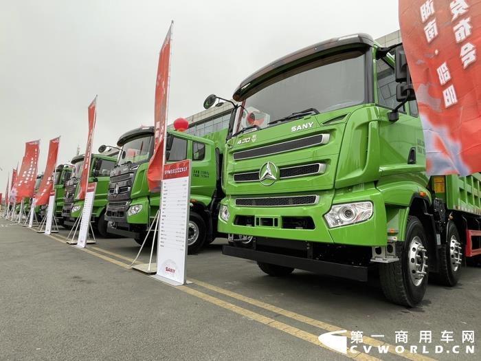 【第一商用車網(wǎng) 原創(chuàng)】國內(nèi)重型自卸車市場，近日又迎來新豪強。3月18日，三一重工在湖南邵陽舉行了一場主題為“318.三箭齊發(fā)”的自卸車新品發(fā)布會，活動的主角，正是三一重工全新打造的全系自卸車產(chǎn)品。這次活動的成功舉辦，也吹響了三一重工全面進入國內(nèi)重型自卸車市場的號角。