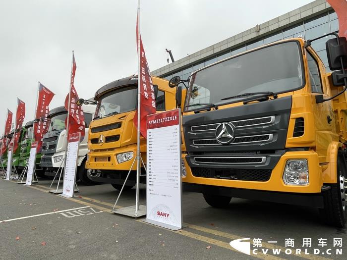 【第一商用車網(wǎng) 原創(chuàng)】國內(nèi)重型自卸車市場，近日又迎來新豪強。3月18日，三一重工在湖南邵陽舉行了一場主題為“318.三箭齊發(fā)”的自卸車新品發(fā)布會，活動的主角，正是三一重工全新打造的全系自卸車產(chǎn)品。這次活動的成功舉辦，也吹響了三一重工全面進入國內(nèi)重型自卸車市場的號角。