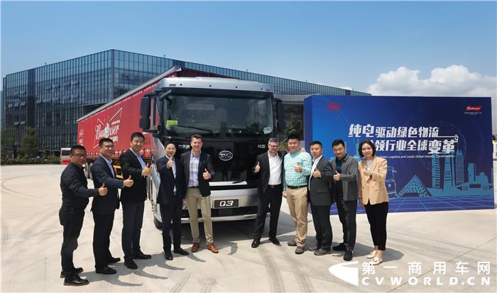 5-雙方領導車前合影.jpg