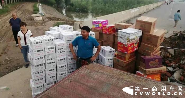 深夜馳援，東風(fēng)多利卡與災(zāi)區(qū)人民心連心.webp.jpg