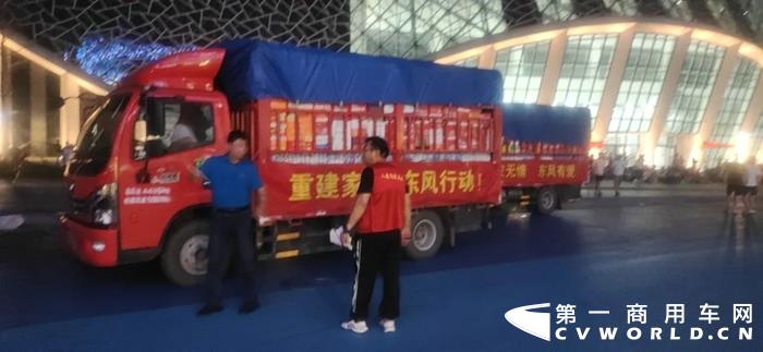 深夜馳援，東風(fēng)多利卡與災(zāi)區(qū)人民心連心3.webp.jpg