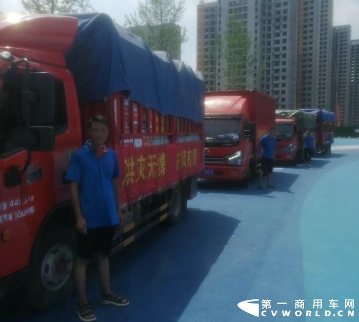 深夜馳援，東風(fēng)多利卡與災(zāi)區(qū)人民心連心5.webp.jpg