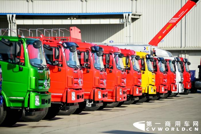 【第一商用車網(wǎng) 原創(chuàng)】如果要選出卡車圈低調(diào)而又難以忽視的品牌，應(yīng)該會(huì)有很多人投票給“三環(huán)”。今天，低調(diào)“三環(huán)”難得“高調(diào)”了一把！2021年9月9日，以“昊蕩九州 龍騰四?！睘橹黝}的三環(huán)昊龍T5系列產(chǎn)品上市發(fā)布會(huì)在湖北三環(huán)汽車位于十堰的三環(huán)工業(yè)園舉行。