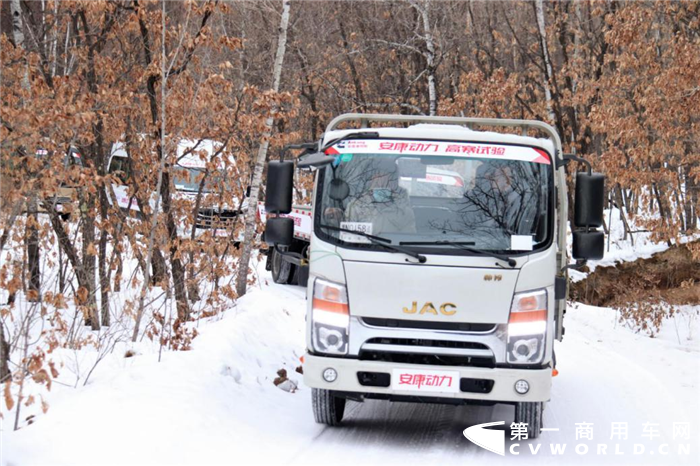 【第一商用車網(wǎng) 原創(chuàng)】進(jìn)入下半年，商用車市場(chǎng)延續(xù)了二季度開始的“連降”勢(shì)頭，且降幅還有逐月擴(kuò)大之勢(shì)，不少細(xì)分市場(chǎng)連降勢(shì)頭擴(kuò)大至“四連降”，輕卡市場(chǎng)就是其中之一。