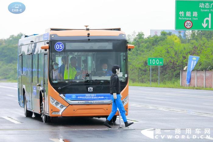 中通智能駕駛客車在參加挑戰(zhàn)賽時禮讓行人.jpg