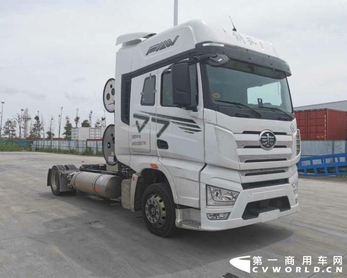 平頭天然氣半掛牽引車CA4180P77M26E6成都.jpg