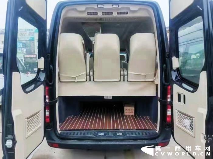 瑞通V59行李區(qū).jpg