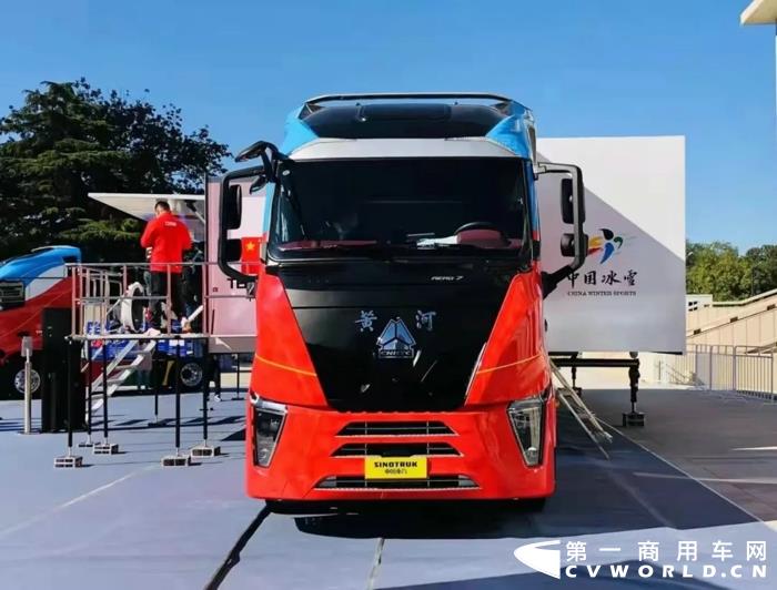 首批自主研發(fā)的黃河X7雪蠟車正式交付3.webp.jpg
