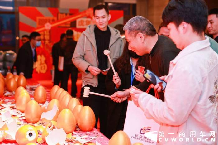 “臘日常年暖尚遙，今年臘日凍全消?！鞭r(nóng)歷臘八節(jié)這天，雖然一輪冷空氣正肆虐南侵，八桂大地籠斜風(fēng)細(xì)雨罩著絲絲寒意，但也擋不住解放營銷人開年火熱的激情。