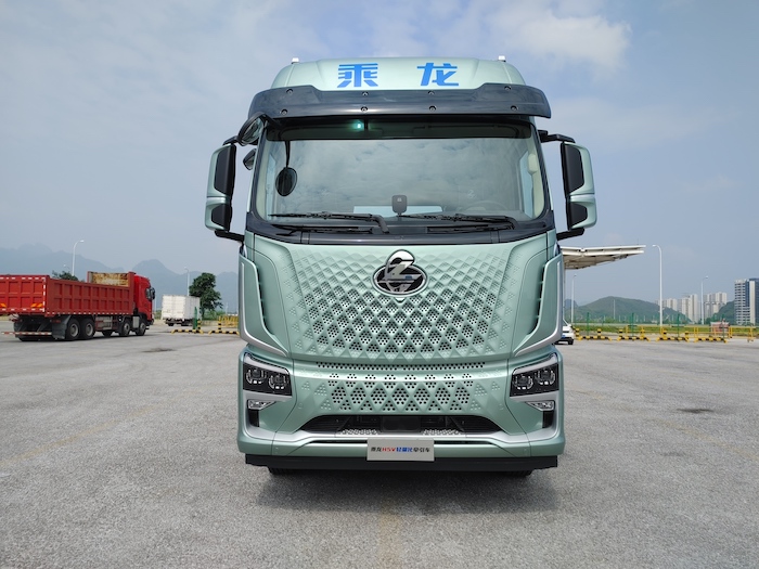 【第一商用車網(wǎng) 原創(chuàng)】6月7日，東風(fēng)柳汽在第六屆67品牌客戶日活動現(xiàn)場，推出了全新準(zhǔn)重型平臺；同時，東風(fēng)柳汽重磅發(fā)布了“光合未來”新能源戰(zhàn)略，以新能源“引領(lǐng)者”及科技創(chuàng)新“推動者”的姿態(tài)，描繪了嶄新的未來藍(lán)圖。