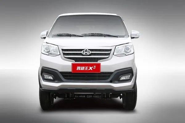 傳承長(zhǎng)安百年軍工品質(zhì)，深耕商用車領(lǐng)域23載的長(zhǎng)安跨越，麾下有多款車型以“可靠耐用、配置領(lǐng)先、安全舒適、多拉快跑、超強(qiáng)承載”等諸多優(yōu)勢(shì)風(fēng)靡于千行萬(wàn)業(yè)。其中，長(zhǎng)安跨越不僅是在行業(yè)里推出了第一臺(tái)尖頭小卡，更是成功完成了中國(guó)小卡第一碰，開(kāi)創(chuàng)了小卡行業(yè)新紀(jì)元。
