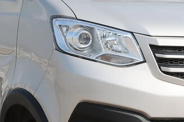 傳承長(zhǎng)安百年軍工品質(zhì)，深耕商用車領(lǐng)域23載的長(zhǎng)安跨越，麾下有多款車型以“可靠耐用、配置領(lǐng)先、安全舒適、多拉快跑、超強(qiáng)承載”等諸多優(yōu)勢(shì)風(fēng)靡于千行萬(wàn)業(yè)。其中，長(zhǎng)安跨越不僅是在行業(yè)里推出了第一臺(tái)尖頭小卡，更是成功完成了中國(guó)小卡第一碰，開(kāi)創(chuàng)了小卡行業(yè)新紀(jì)元。