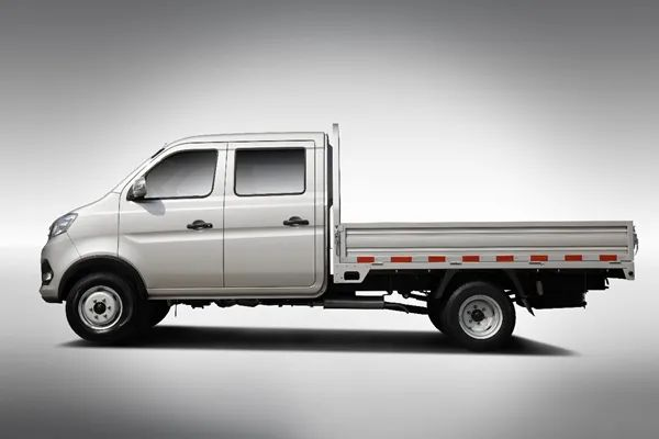 傳承長(zhǎng)安百年軍工品質(zhì)，深耕商用車領(lǐng)域23載的長(zhǎng)安跨越，麾下有多款車型以“可靠耐用、配置領(lǐng)先、安全舒適、多拉快跑、超強(qiáng)承載”等諸多優(yōu)勢(shì)風(fēng)靡于千行萬(wàn)業(yè)。其中，長(zhǎng)安跨越不僅是在行業(yè)里推出了第一臺(tái)尖頭小卡，更是成功完成了中國(guó)小卡第一碰，開(kāi)創(chuàng)了小卡行業(yè)新紀(jì)元。