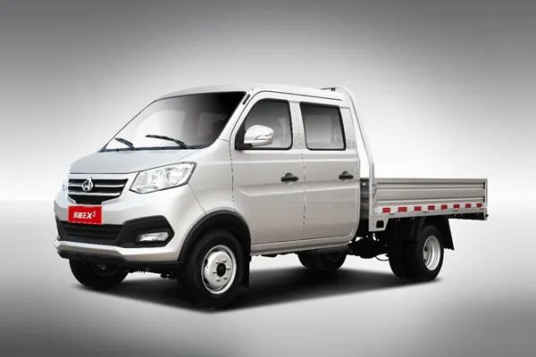 傳承長(zhǎng)安百年軍工品質(zhì)，深耕商用車領(lǐng)域23載的長(zhǎng)安跨越，麾下有多款車型以“可靠耐用、配置領(lǐng)先、安全舒適、多拉快跑、超強(qiáng)承載”等諸多優(yōu)勢(shì)風(fēng)靡于千行萬(wàn)業(yè)。其中，長(zhǎng)安跨越不僅是在行業(yè)里推出了第一臺(tái)尖頭小卡，更是成功完成了中國(guó)小卡第一碰，開(kāi)創(chuàng)了小卡行業(yè)新紀(jì)元。