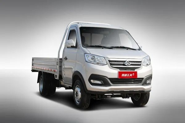 傳承長(zhǎng)安百年軍工品質(zhì)，深耕商用車領(lǐng)域23載的長(zhǎng)安跨越，麾下有多款車型以“可靠耐用、配置領(lǐng)先、安全舒適、多拉快跑、超強(qiáng)承載”等諸多優(yōu)勢(shì)風(fēng)靡于千行萬(wàn)業(yè)。其中，長(zhǎng)安跨越不僅是在行業(yè)里推出了第一臺(tái)尖頭小卡，更是成功完成了中國(guó)小卡第一碰，開(kāi)創(chuàng)了小卡行業(yè)新紀(jì)元。