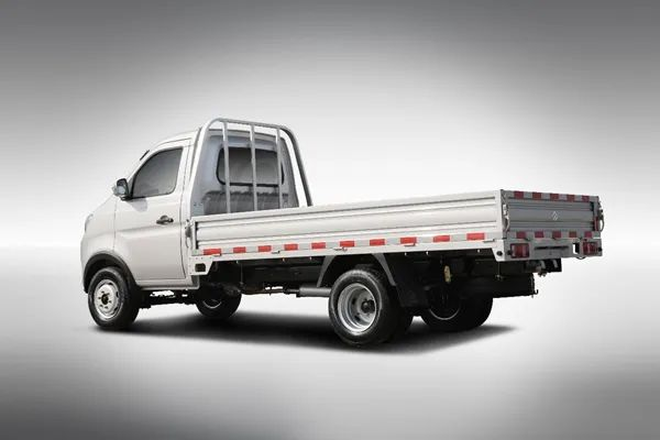 傳承長(zhǎng)安百年軍工品質(zhì)，深耕商用車領(lǐng)域23載的長(zhǎng)安跨越，麾下有多款車型以“可靠耐用、配置領(lǐng)先、安全舒適、多拉快跑、超強(qiáng)承載”等諸多優(yōu)勢(shì)風(fēng)靡于千行萬(wàn)業(yè)。其中，長(zhǎng)安跨越不僅是在行業(yè)里推出了第一臺(tái)尖頭小卡，更是成功完成了中國(guó)小卡第一碰，開(kāi)創(chuàng)了小卡行業(yè)新紀(jì)元。