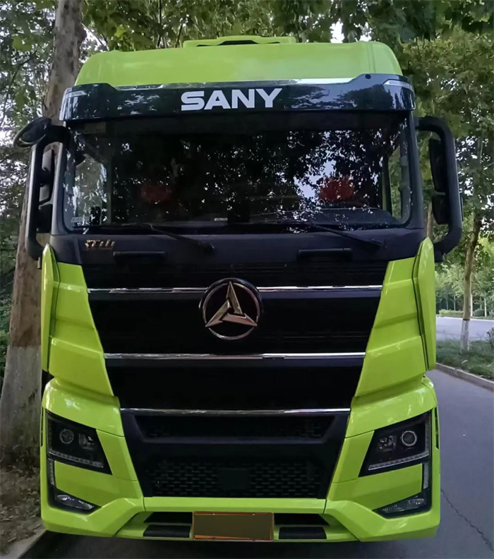 今年8月，已經(jīng)閑賦在家一月有余的卡車(chē)司機(jī)趙師傅，在刷視頻平臺(tái)時(shí)偶然看到三一新英雄旗艦版585的搶購(gòu)活動(dòng)。那時(shí)他本來(lái)已經(jīng)下定決心轉(zhuǎn)業(yè)，但出于多年的職業(yè)習(xí)慣他還是將信息瀏覽了一遍。不看不知道，一看嚇一跳，什么？旗艦車(chē)型只要34萬(wàn)左右？！趙師傅再一看，還是大馬力、自動(dòng)擋和各種頂級(jí)配件，看到這，趙師傅微微撫頷，隨即決定：“看來(lái)我還能再開(kāi)車(chē)！”