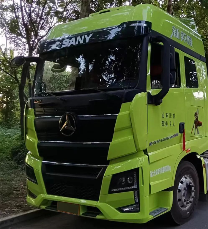 今年8月，已經(jīng)閑賦在家一月有余的卡車(chē)司機(jī)趙師傅，在刷視頻平臺(tái)時(shí)偶然看到三一新英雄旗艦版585的搶購(gòu)活動(dòng)。那時(shí)他本來(lái)已經(jīng)下定決心轉(zhuǎn)業(yè)，但出于多年的職業(yè)習(xí)慣他還是將信息瀏覽了一遍。不看不知道，一看嚇一跳，什么？旗艦車(chē)型只要34萬(wàn)左右？！趙師傅再一看，還是大馬力、自動(dòng)擋和各種頂級(jí)配件，看到這，趙師傅微微撫頷，隨即決定：“看來(lái)我還能再開(kāi)車(chē)！”