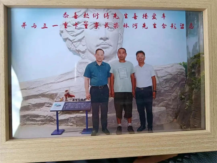 今年8月，已經(jīng)閑賦在家一月有余的卡車(chē)司機(jī)趙師傅，在刷視頻平臺(tái)時(shí)偶然看到三一新英雄旗艦版585的搶購(gòu)活動(dòng)。那時(shí)他本來(lái)已經(jīng)下定決心轉(zhuǎn)業(yè)，但出于多年的職業(yè)習(xí)慣他還是將信息瀏覽了一遍。不看不知道，一看嚇一跳，什么？旗艦車(chē)型只要34萬(wàn)左右？！趙師傅再一看，還是大馬力、自動(dòng)擋和各種頂級(jí)配件，看到這，趙師傅微微撫頷，隨即決定：“看來(lái)我還能再開(kāi)車(chē)！”