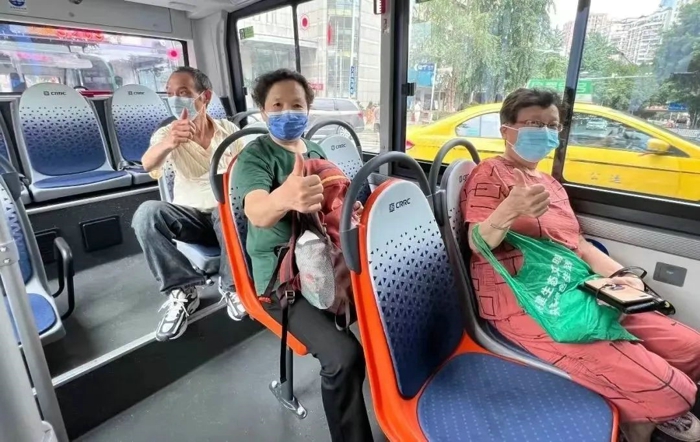 中車新能源客車擔(dān)綱重慶“綠色出行”3.jpg