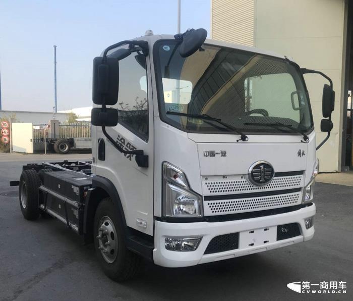 【第一商用車網(wǎng) 原創(chuàng)】在工信部第369批新車申報(bào)公示中，解放700馬力牽引車來(lái)了！