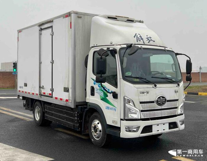 【第一商用車網(wǎng) 原創(chuàng)】在工信部第369批新車申報(bào)公示中，解放700馬力牽引車來(lái)了！