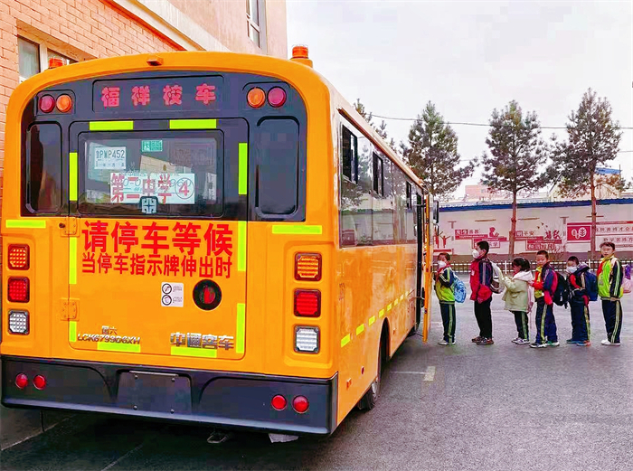 小學(xué)生排隊乘坐中通校車.jpg