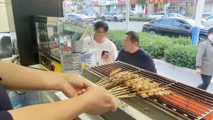 長安跨越餐車火爆購，品地道淄博燒烤4.jpg