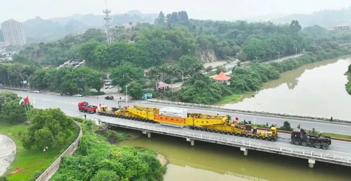 全新梅賽德斯-奔馳Arocs SLT 大件運(yùn)輸車(chē)成功完成首程運(yùn)輸任務(wù)6.jpg