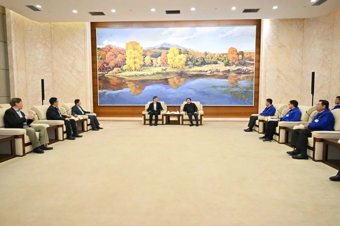 譚旭光與清華大學(xué)李稻葵一行進(jìn)行工作座談1.jpg