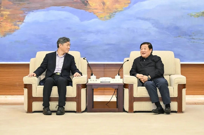 譚旭光與清華大學(xué)李稻葵一行進(jìn)行工作座談2.jpg
