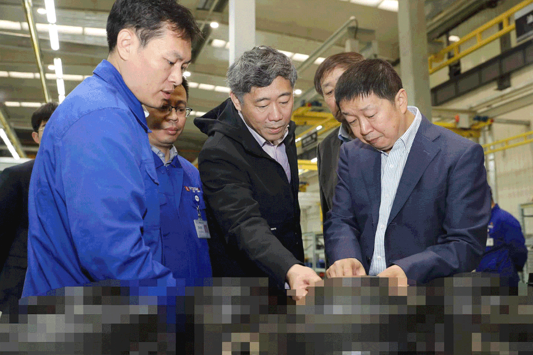 譚旭光與清華大學(xué)李稻葵一行進(jìn)行工作座談3.gif