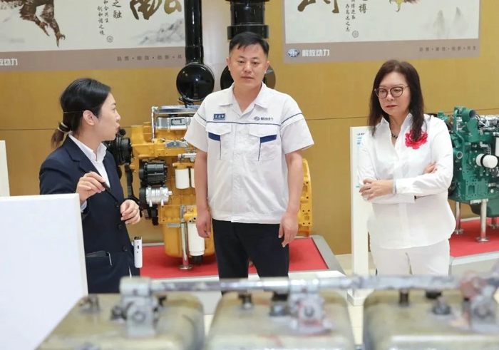 中國機(jī)械工業(yè)企業(yè)管理協(xié)會(huì)副會(huì)長王洪艷一行來解放動(dòng)力參觀交流.jpg