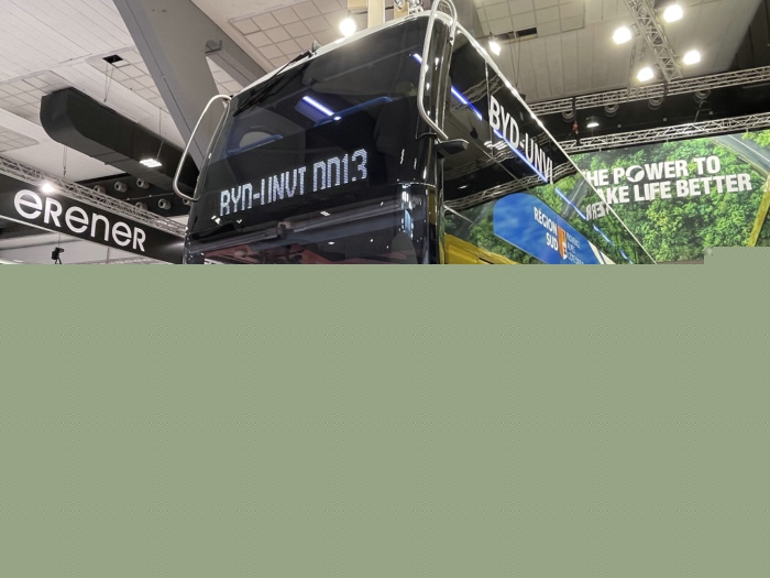 比亞迪與UNVI定制打造的13米純電動(dòng)雙層巴士.jpg