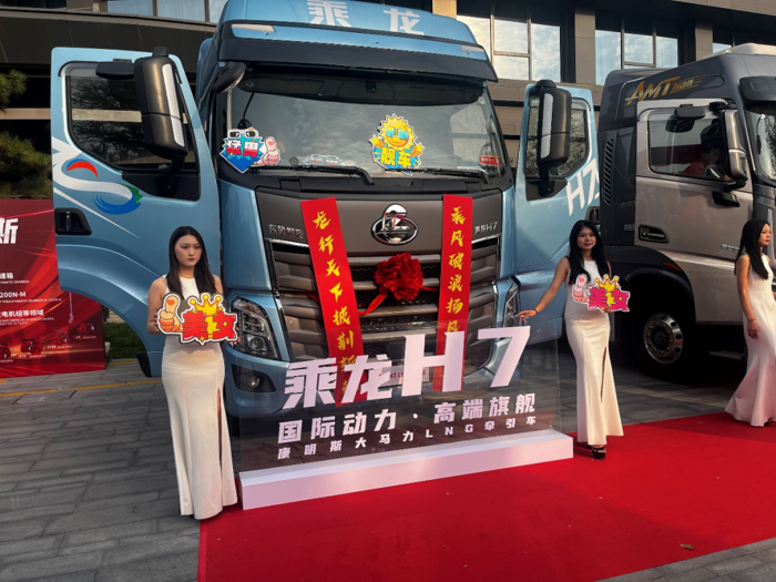 現(xiàn)場(chǎng)訂車(chē)466臺(tái) 乘龍H7大馬力LNG牽引車(chē)重磅上市2.png