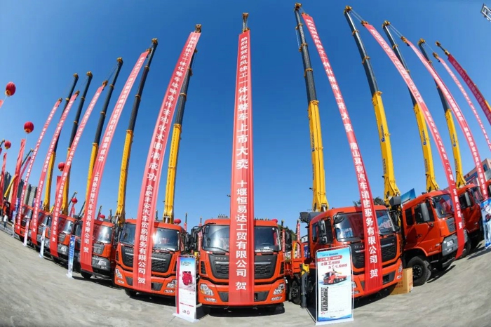 東風(fēng)商用車(chē)&徐工隨車(chē)整專(zhuān)一體化戰(zhàn)略合作簽約暨產(chǎn)品首發(fā)儀式8.jpg
