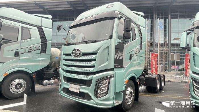 解放J6V 經(jīng)典版6SM4 LNG牽引車(chē)530馬力.jpg