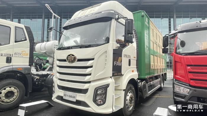 解放J6G 4×2畜禽運(yùn)輸車(chē).jpg