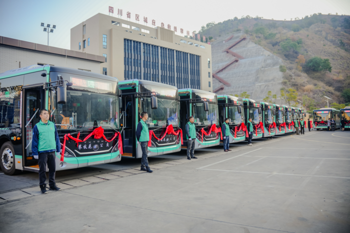 新年“開門紅”，100輛宇通客車交付攀枝花3.png