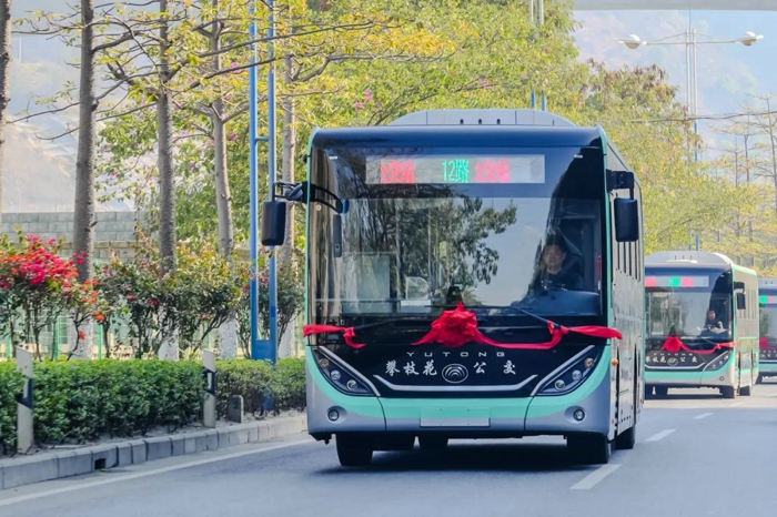 新年“開門紅”，100輛宇通客車交付攀枝花4.jpg